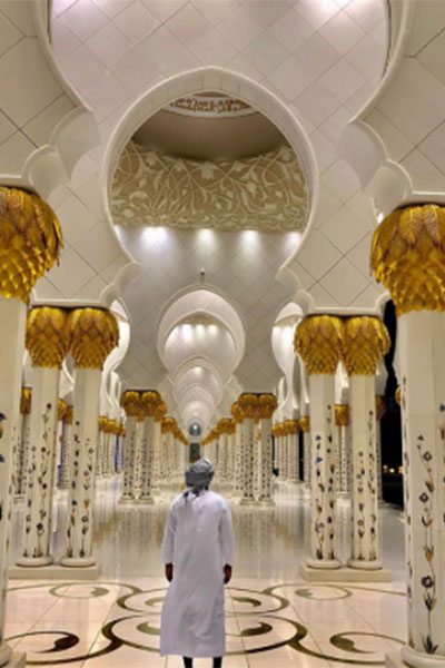 الملاكم الأمريكي فلويد مايويذر في دبي وصورة من أمام معلم عالمي